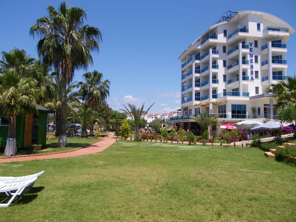 Gepflegter Garten mit kostenlosen Liegen für Gäste Venessa Beach Hotel