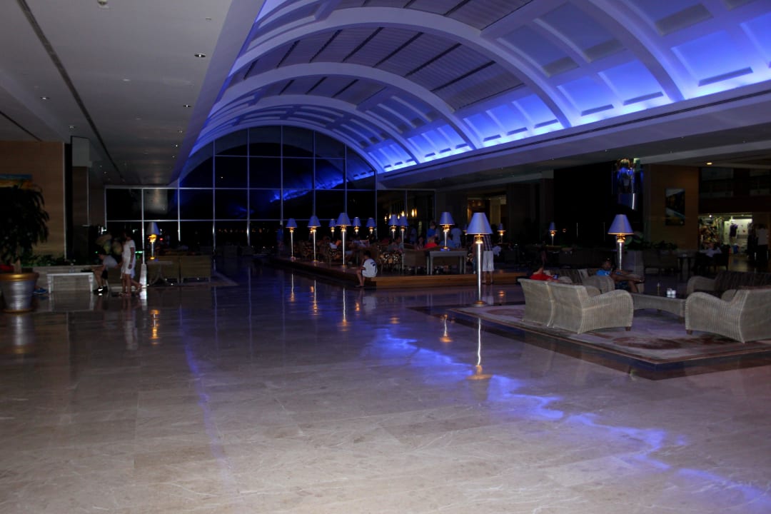 Hotel Lobby bei Nacht Hotel Miracle Resort