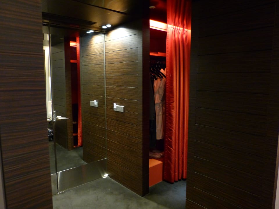 Vorraum mit Gaderobe The Plaza Hotel