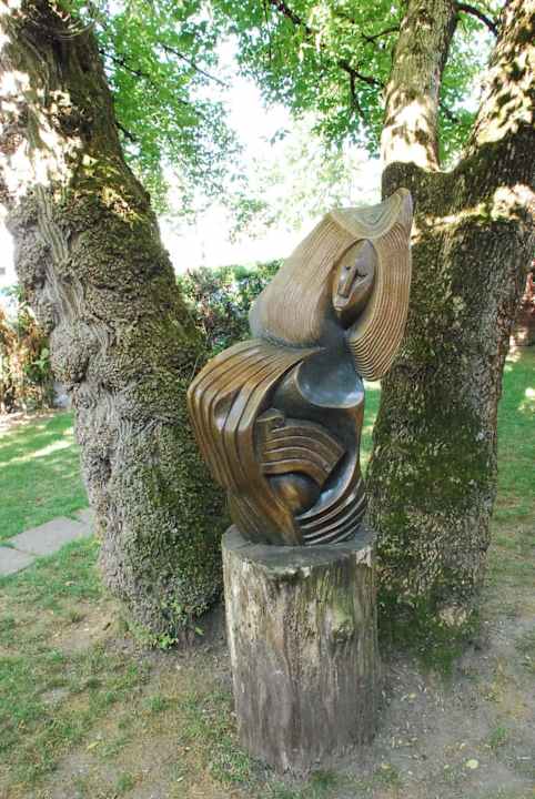 Afrikanische Kunst auch in der Gartenanlage Hotel Mondial