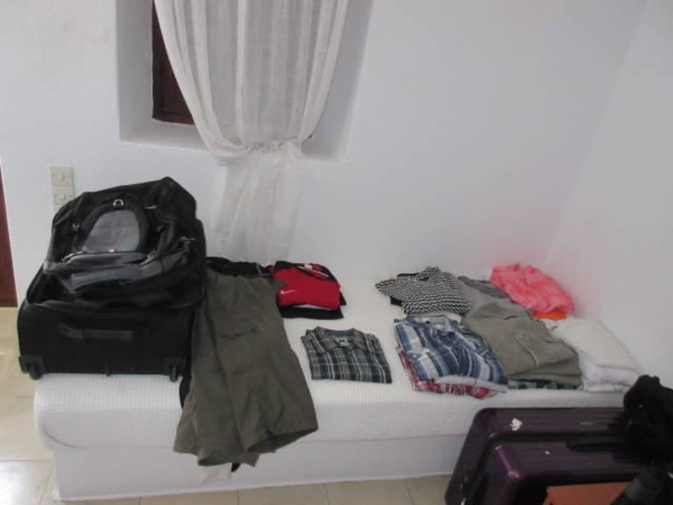 Das Bett nutzten wir als Ablage Gorgona Villas