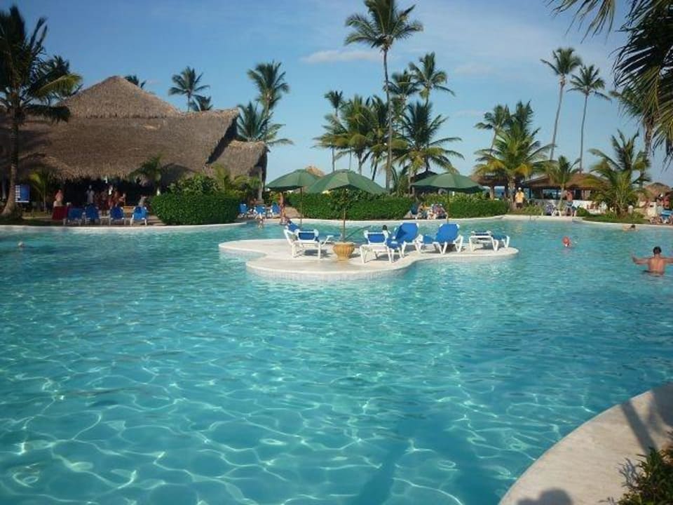 Pool mit "Ruhe-Insel" Vik Hotel Arena Blanca & Cayena Beach
