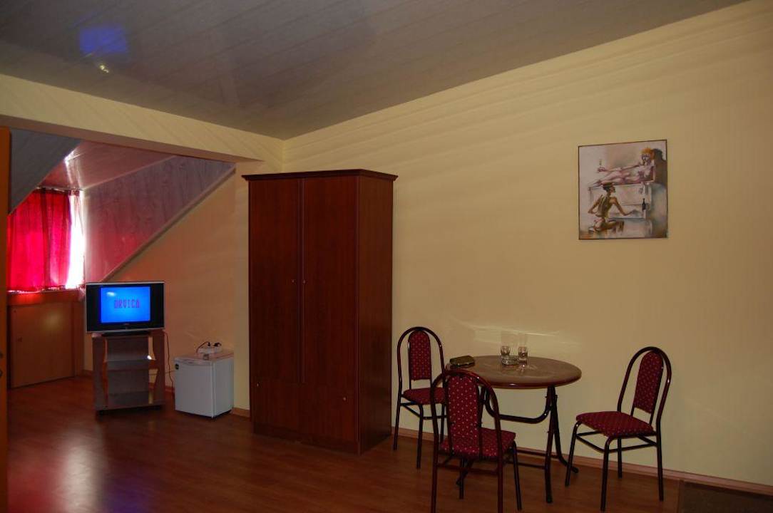 Zimmer 8 - Blick zum Fenster bzw. Fernsehgerät Hotel Leadora