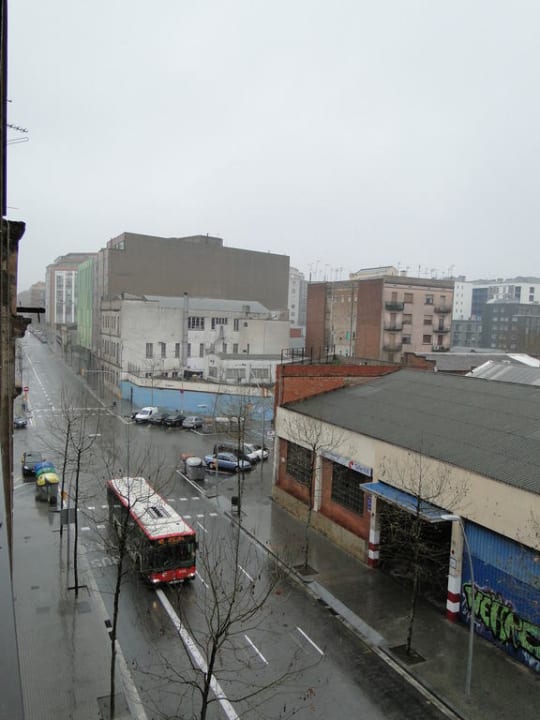 Blick auf Straße vor dem Hauteingang Sallés Hotel Pere IV