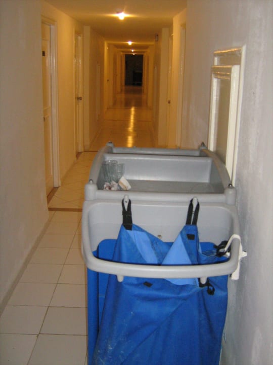 Jede Tageszeit gleicher Anblick, Putz-Müllwagen The Club Hammamet