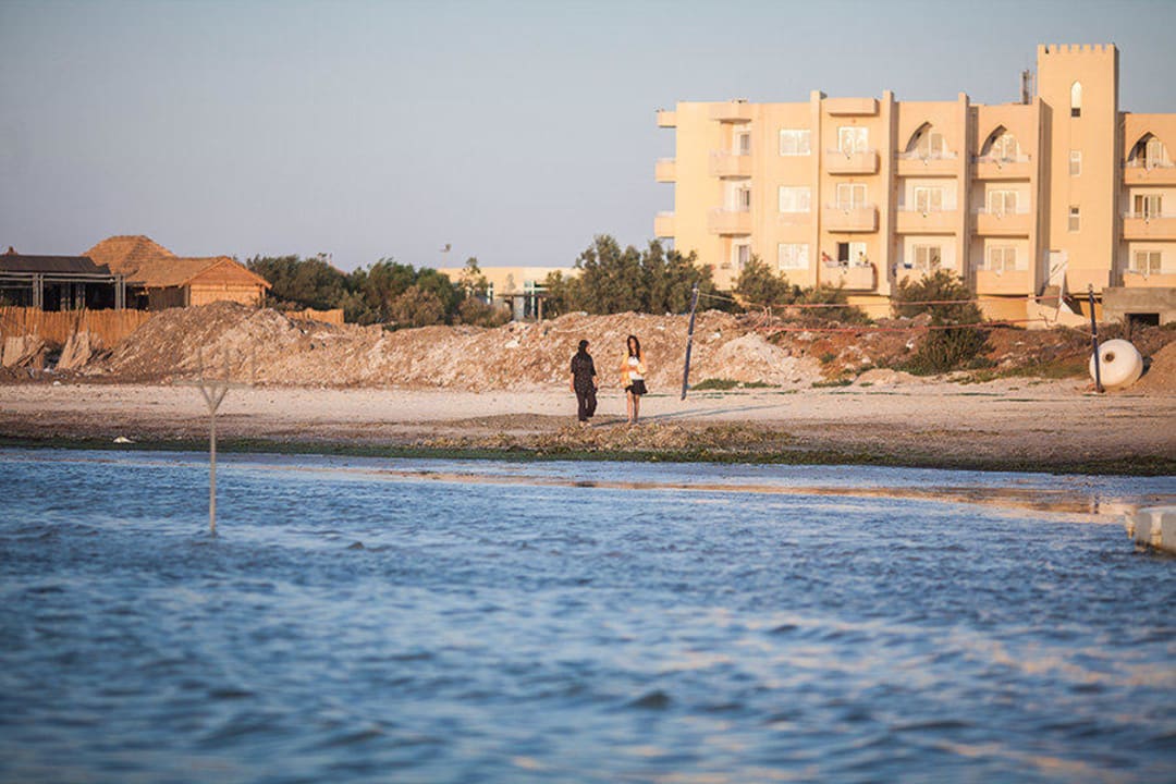 Plaża z prawej strony hotelu Hotel Rosa Beach