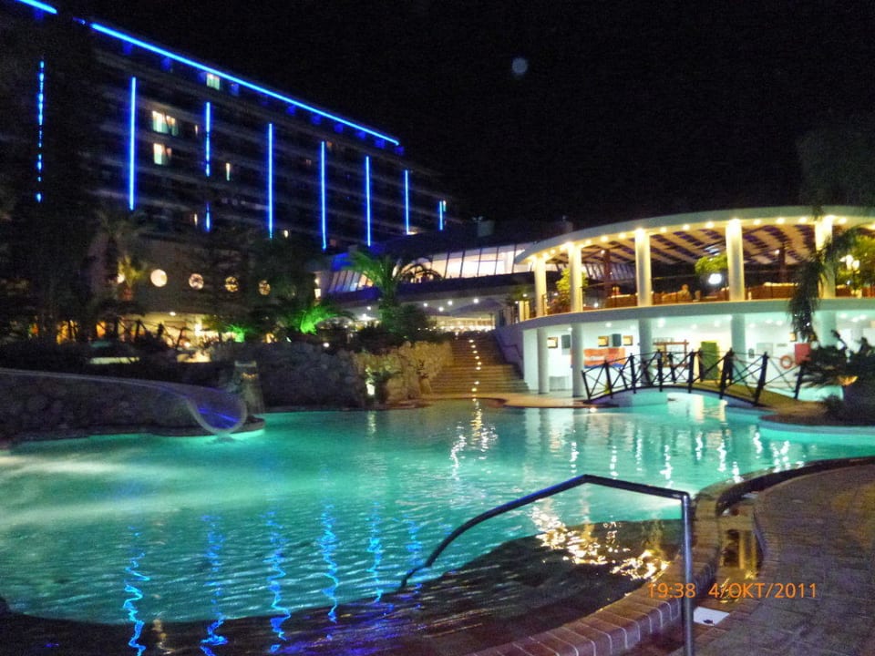 Hotelansicht bei Nacht Hotel Calypso Beach