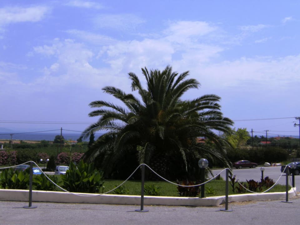 Vor dem Hotel Pomegranate Wellness Spa Hotel