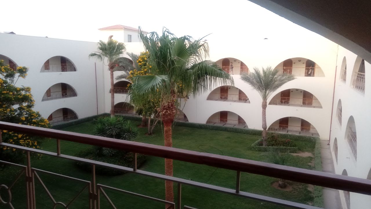 Beispiel vom Innenansicht der Gebäuden wo die Gästezimmer si Desert Rose