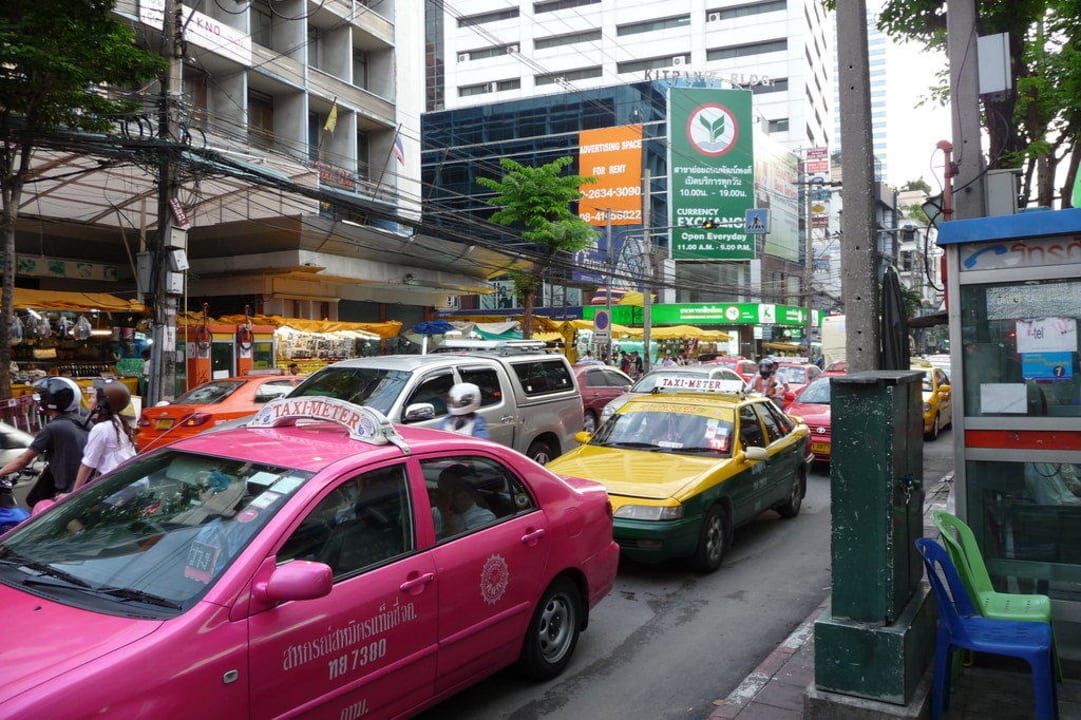 Straße vor dem Hotel The Tawana Bangkok