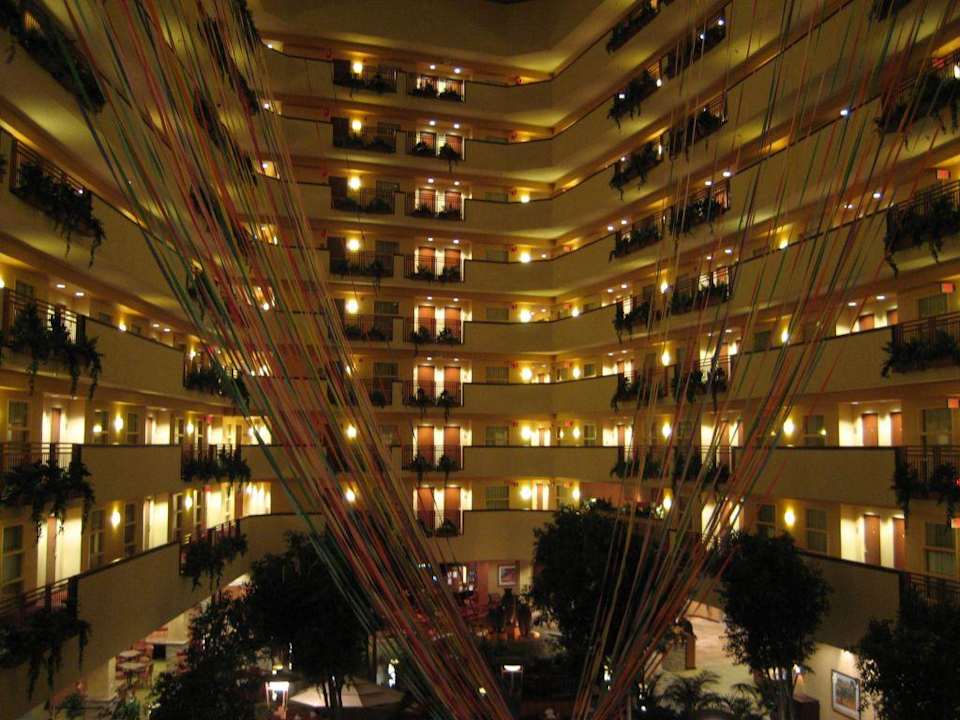 Lobby am Abend Embassy Suites Albuquerque