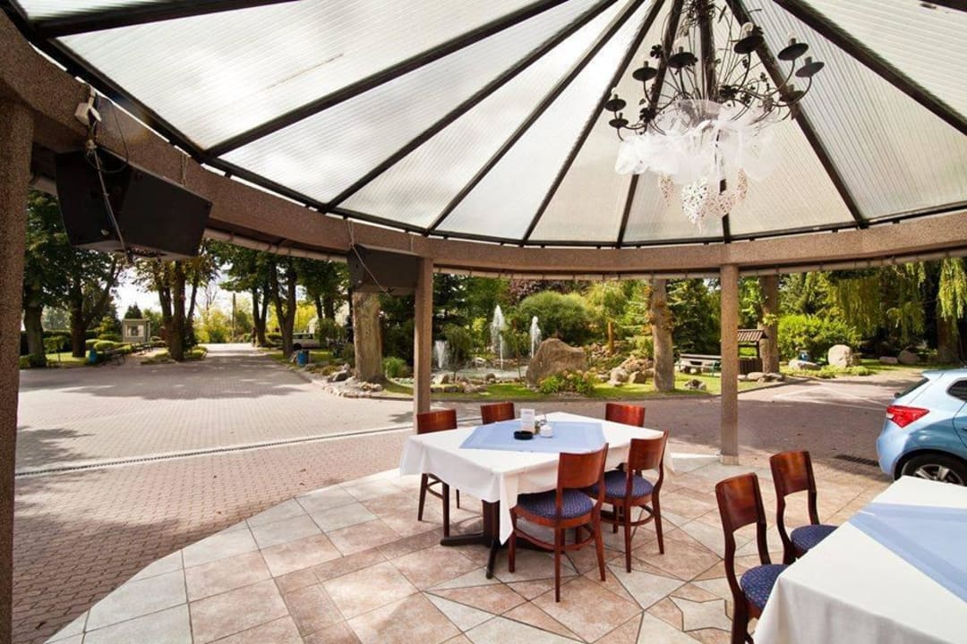 Widok na ogród  Hotel Dom nad Rzeką