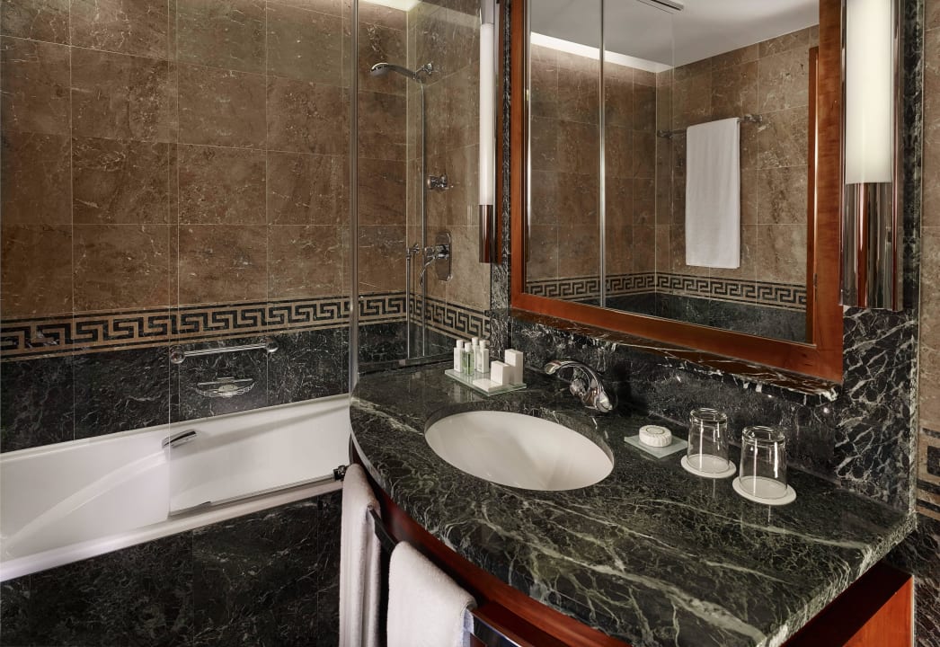 Superior and Prestige Rooms - bathroom Hotel President Wilson