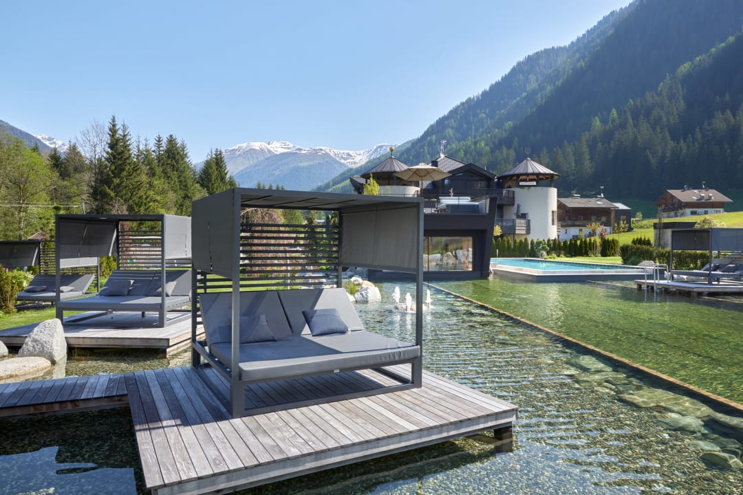 Pool FONTIS luxury spa lodge