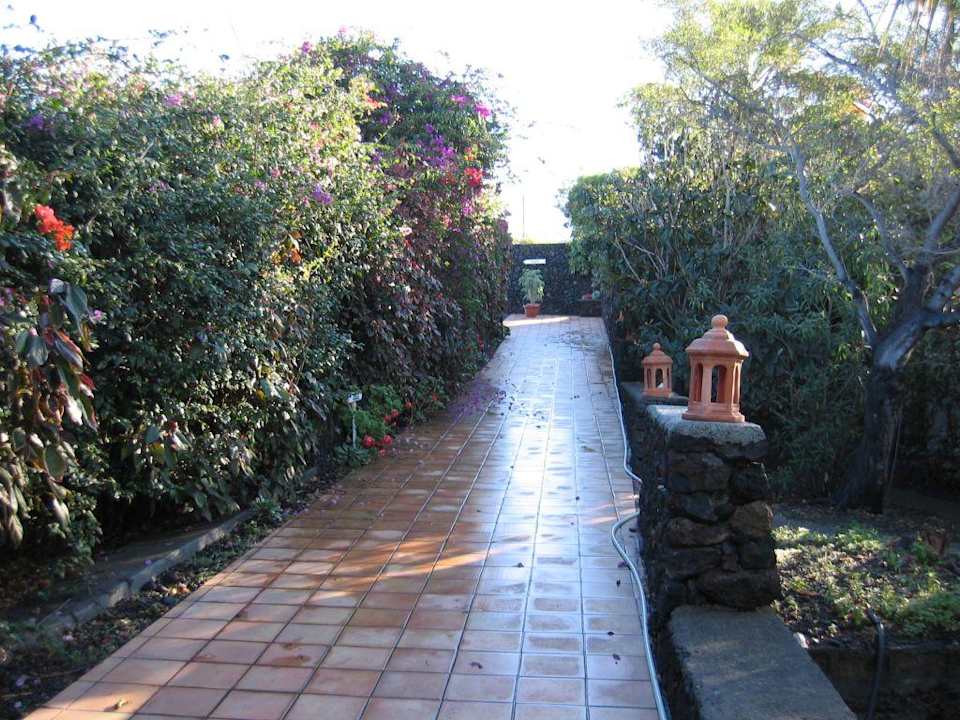 Weg zur Rezeption Bungalows La Plantacion