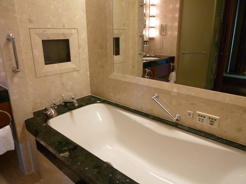 Grand Deluxe Suite - Badewanne mit TV Hotel The Peninsula Bangkok
