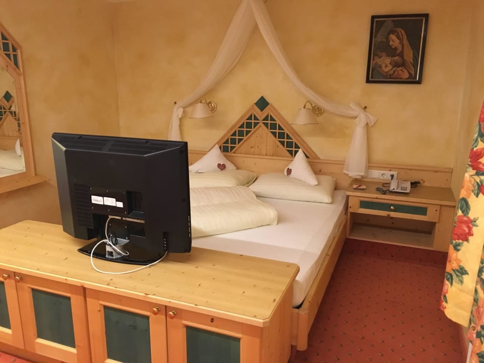 Bett mit TV Alpenbad Hotel Hohenhaus