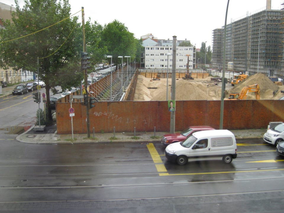 Blick zur Straße/Neubau BND INNSiDE by Meliá Berlin Mitte