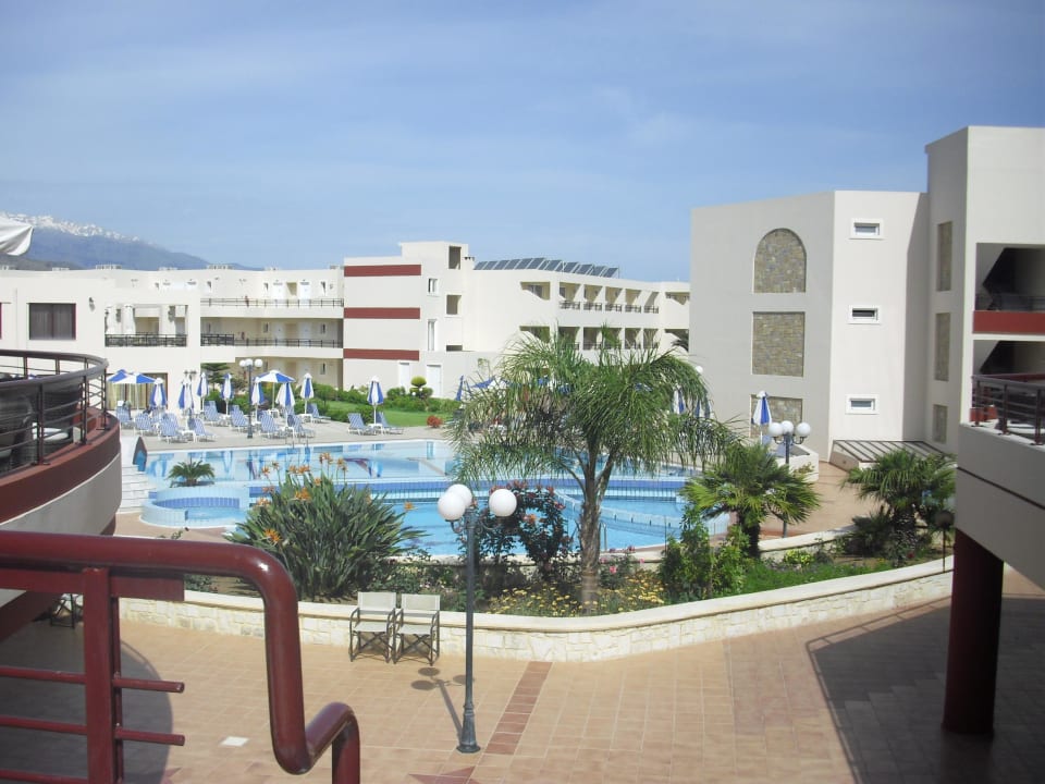 Pool Vantaris Palace