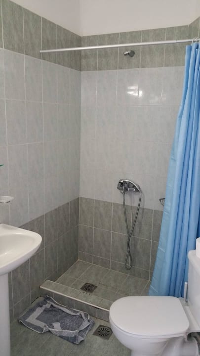 Toilette mit WC und Dusche Hotel Kathrin Beach