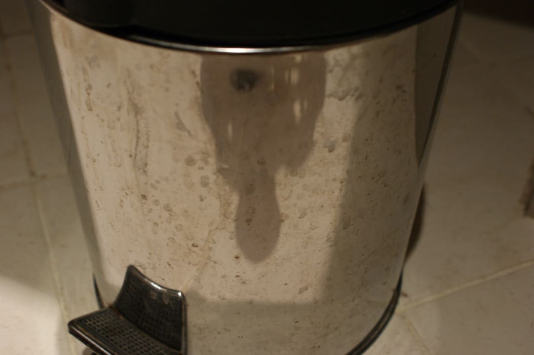 Verdreckter Kübel nach 1 Woche im Bad Malikia Resort Abu Dabbab