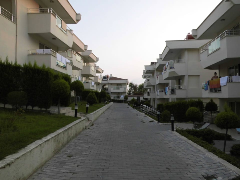 Weg zwischen den Bungalows Dream Family Club