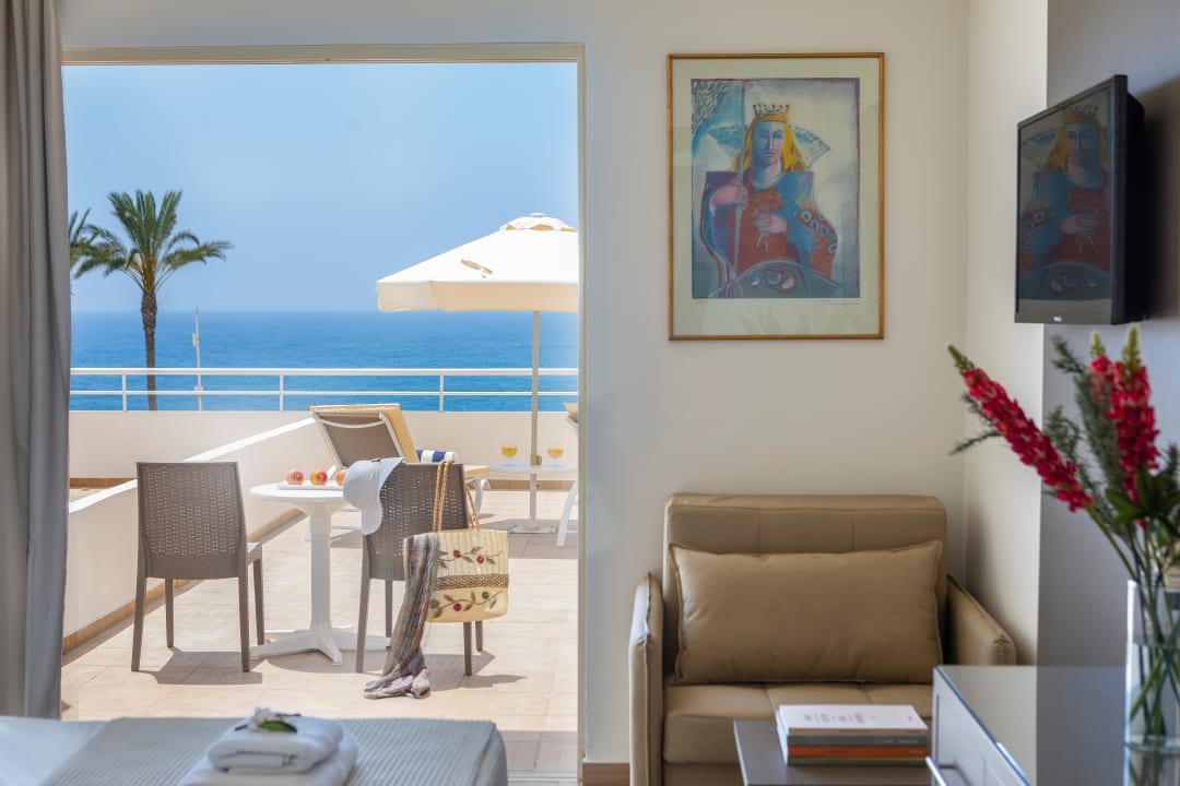 Zimmer Queen's Bay Hotel