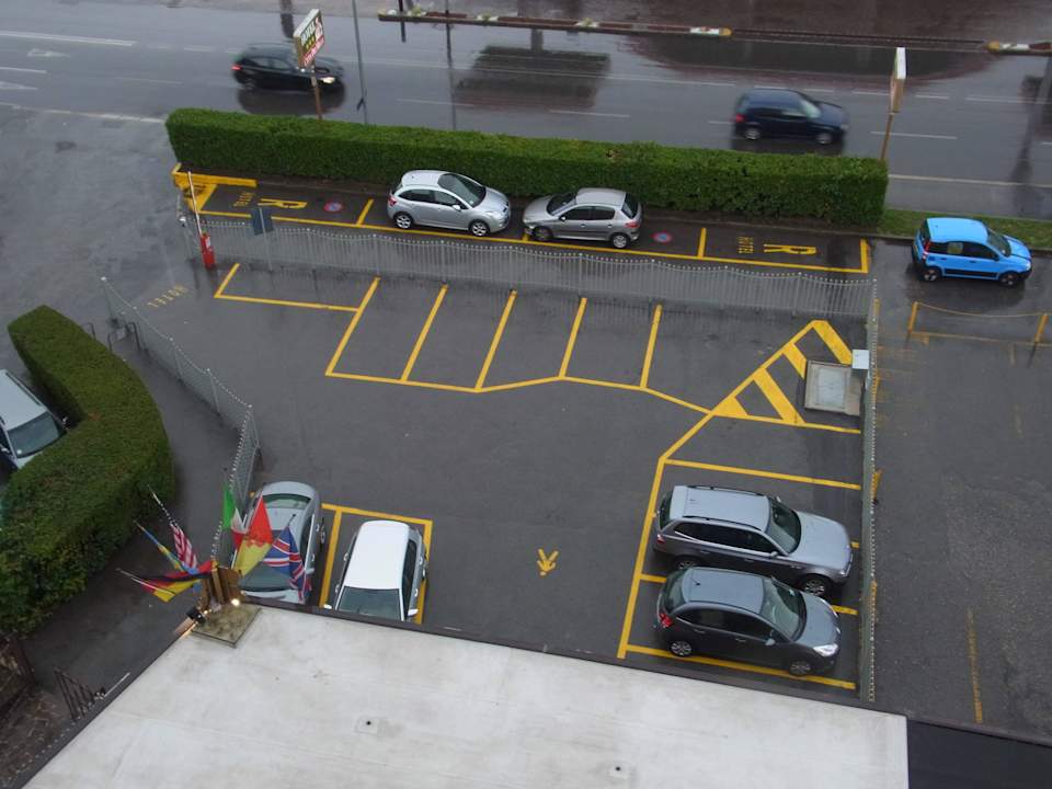 Ausblick von unserem Zimmer auf die Parkplätze Hotel Città Dei Mille