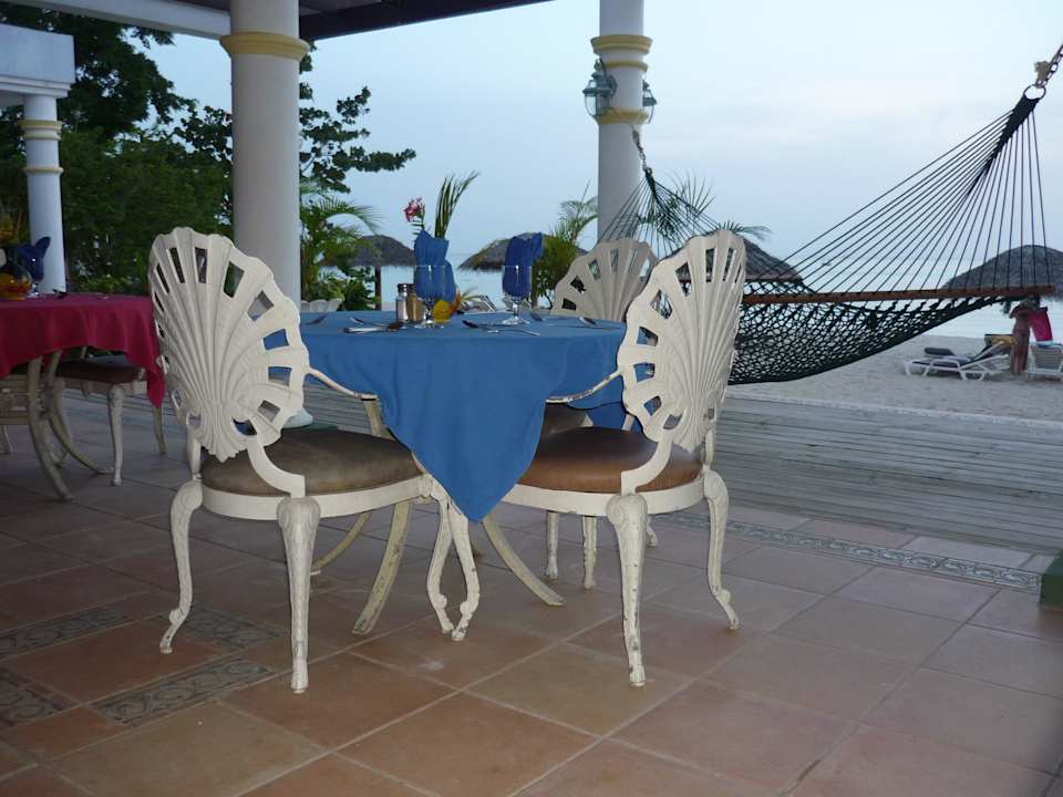 Die Sitzmöbel im Essbereich Hotel Beachcomber