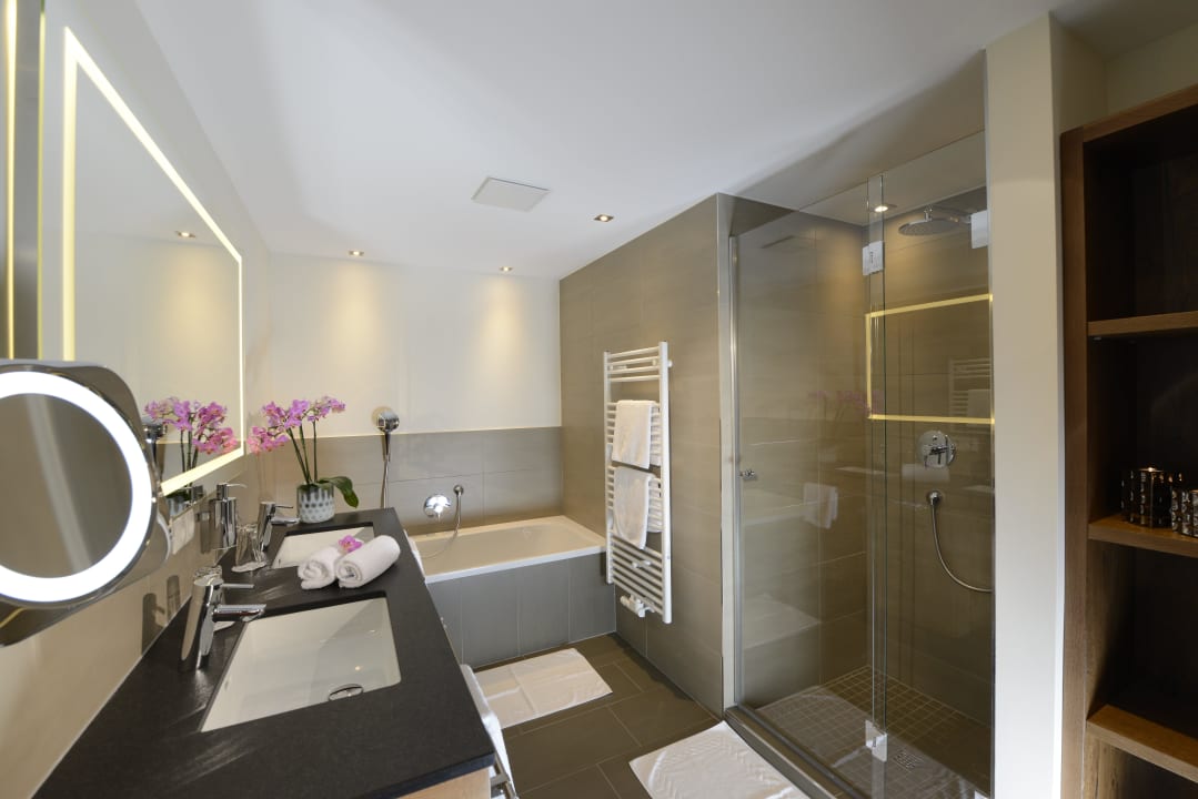 Badezimmer mit Badewanne Hotel Fliana