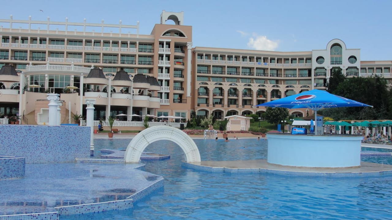 Widok z basenu na hotel Duni Royal Resort - Marina Beach