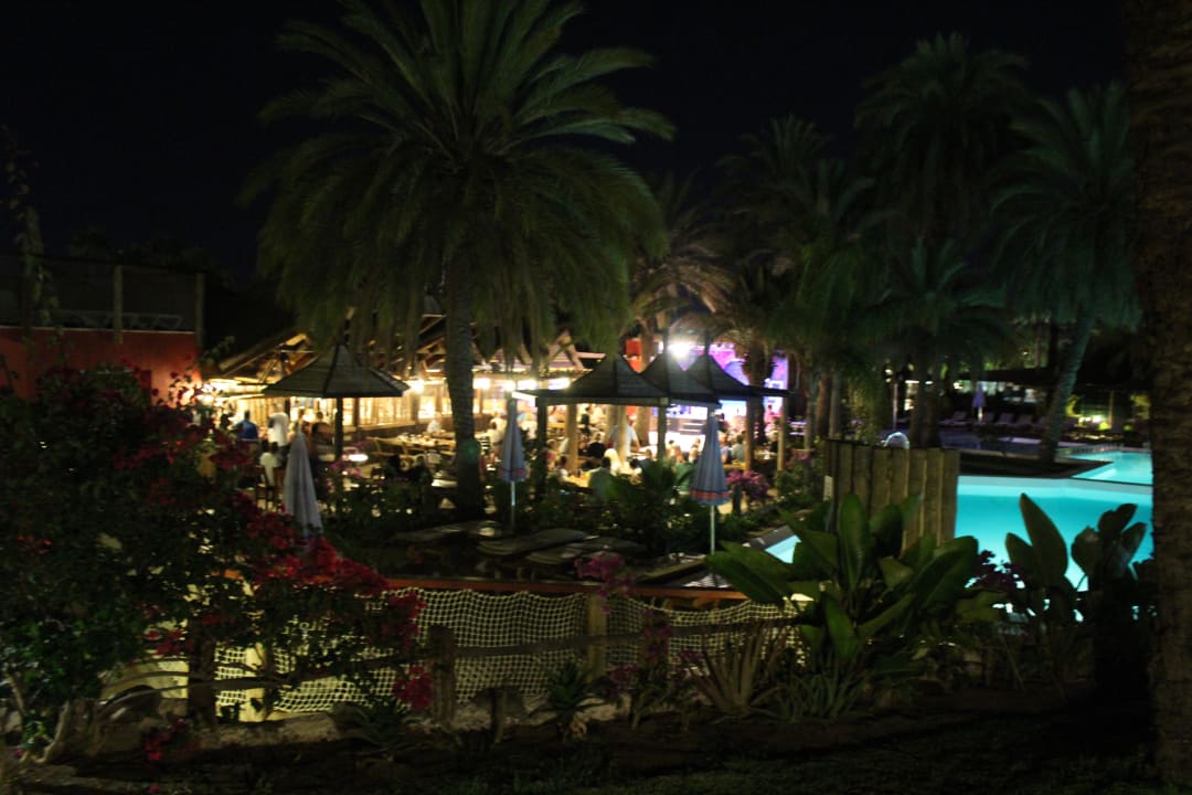 Bar bei Nacht HL Miraflor Suites Hotel