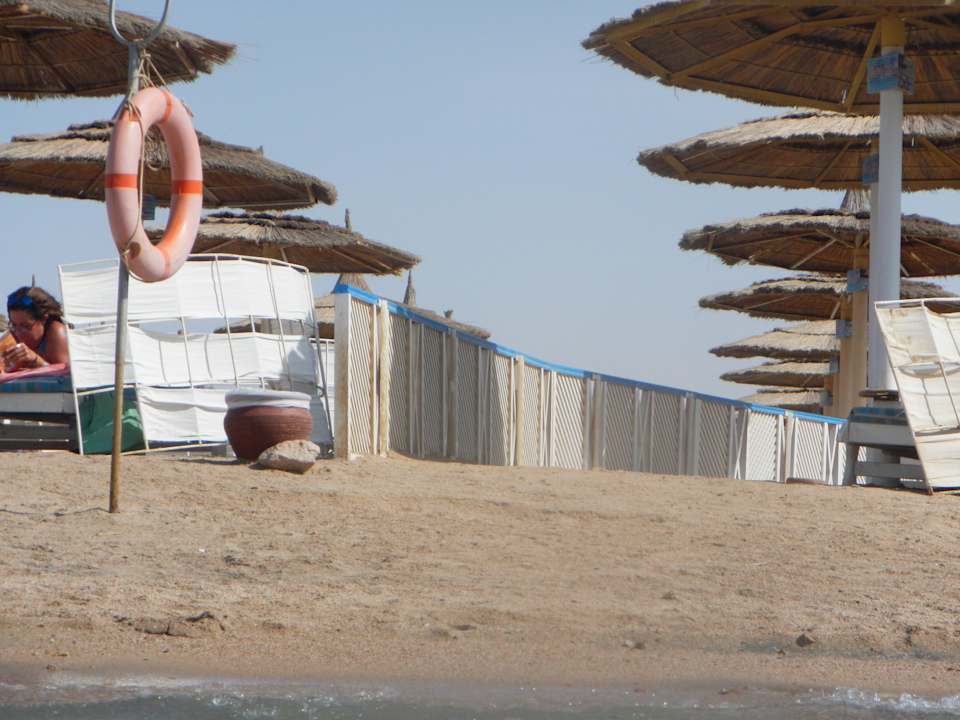 Meer mit Grenze zum Dana - ZAUN Pickalbatros Alf Leila Wa Leila Resort - Neverland Hurghada