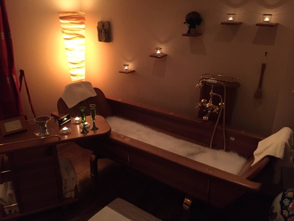 Badewanne für Enspannungsbäder Relais Chateaux Jagdhof Glashütte