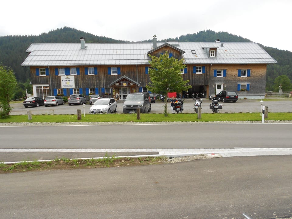 Blick über Strasse und Parkplatz zum Schwabenhof Gasthof Schwabenhof