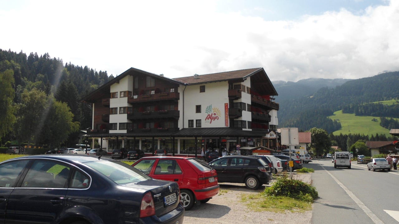 Größeres Haus mit Rezeption/Bar/Ital.Restaurant Garni Hotel - Das Alpin Kaiserzeit