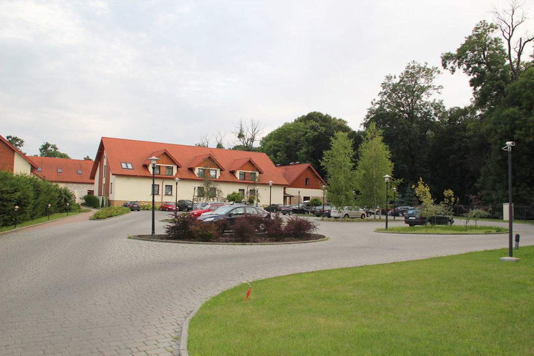 Einfahrt und Parkplatz Park Hotel & Wellness