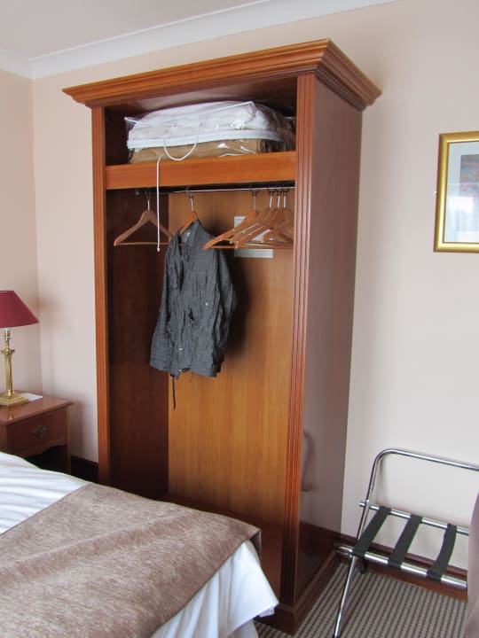 Der Schrank Sheldon Park Hotel and Leisure Club