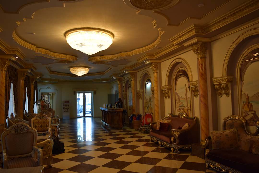 Die Lobby des Hotels Hotel & Spa Borjomi Palace