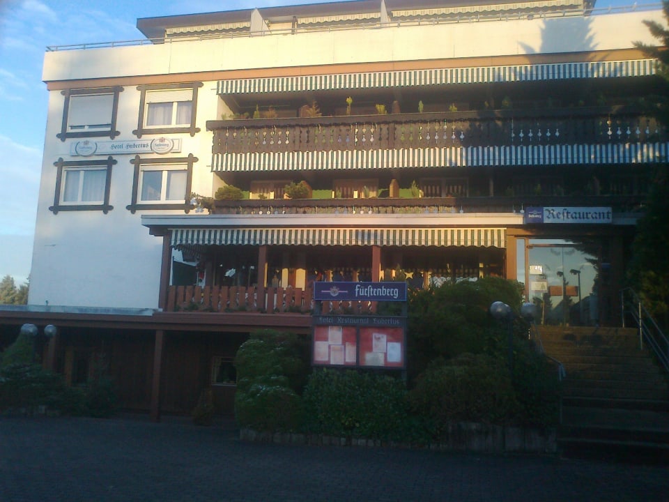 Restauranteingang mit Terrasse Hotel Hubertus