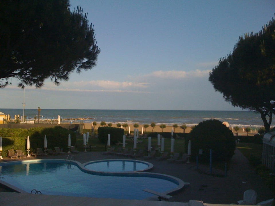 Pool & Strand Hotel Negresco