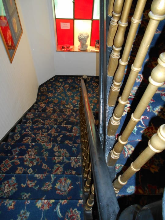 Treppenhaus nach unten Hotel Village