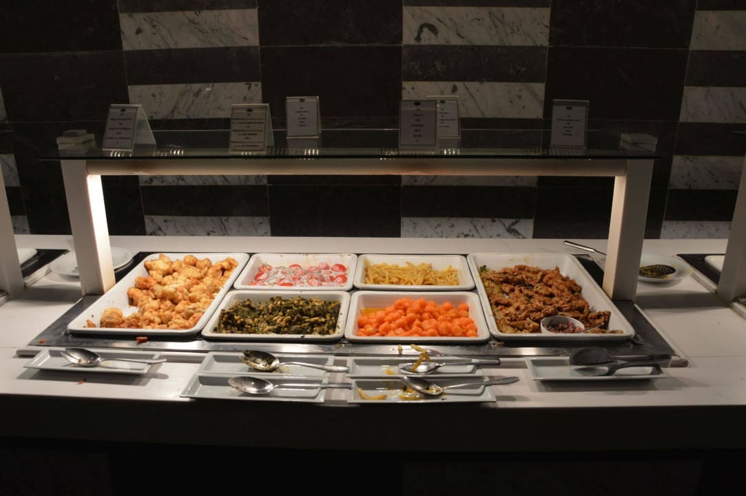 Teil des Abendbüffets The Orangers Beach Resort and Bungalows