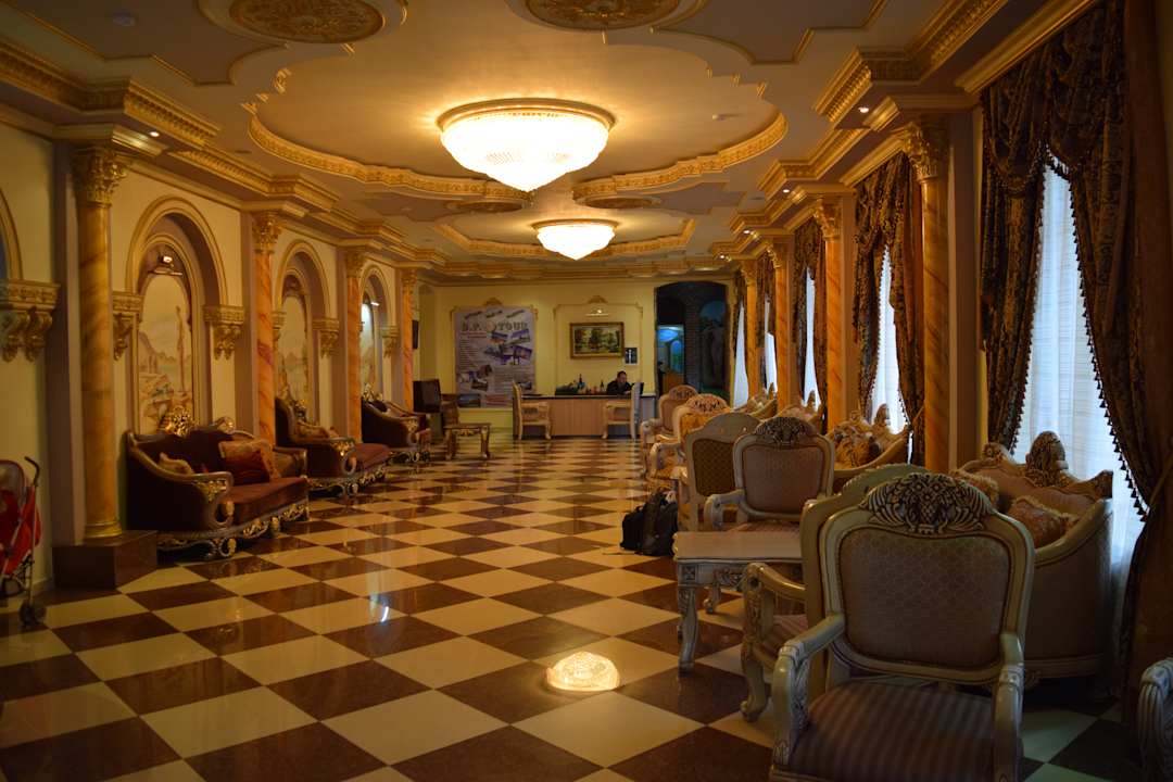 Die Lobby des Hotels Hotel & Spa Borjomi Palace