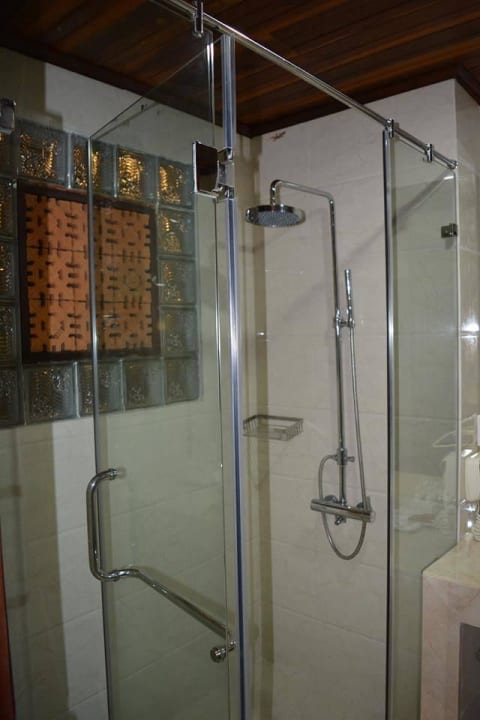 Tolle große Dusche Hotel Vinh Hung Riverside Resort & Spa