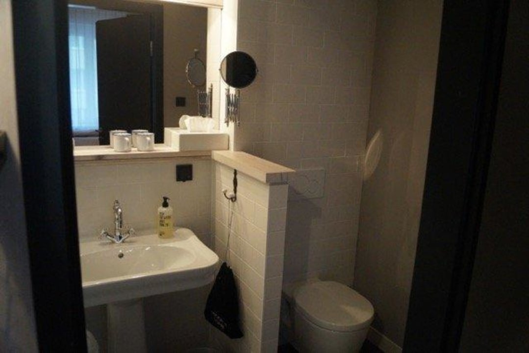 Badezimmer: Waschbecken und WC 25hours Hotel Wien beim MuseumsQuartier