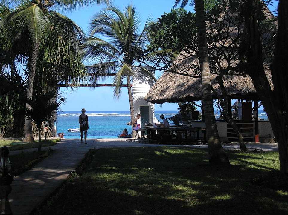 Blick zur Beach-Bar und zum Strand Hotel Southern Palms Beach Resort