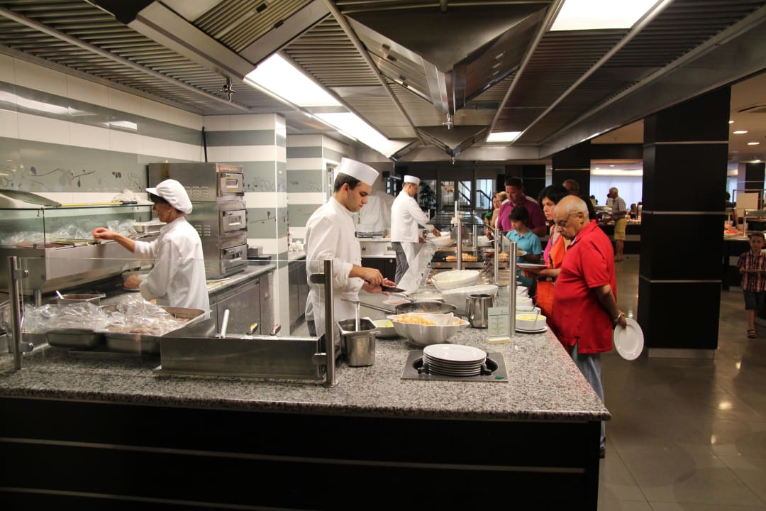 Show cooking in the main restaurant Hotel Aurora