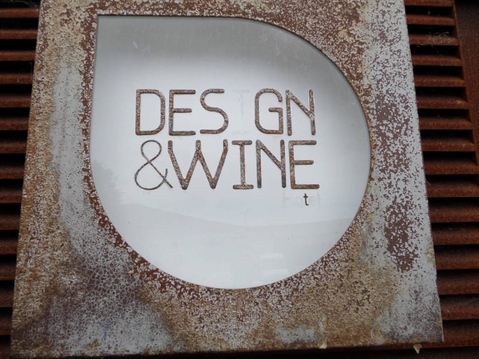 Mit so einem defekten Schild werden die Gäste am  Design&Wine Hotel