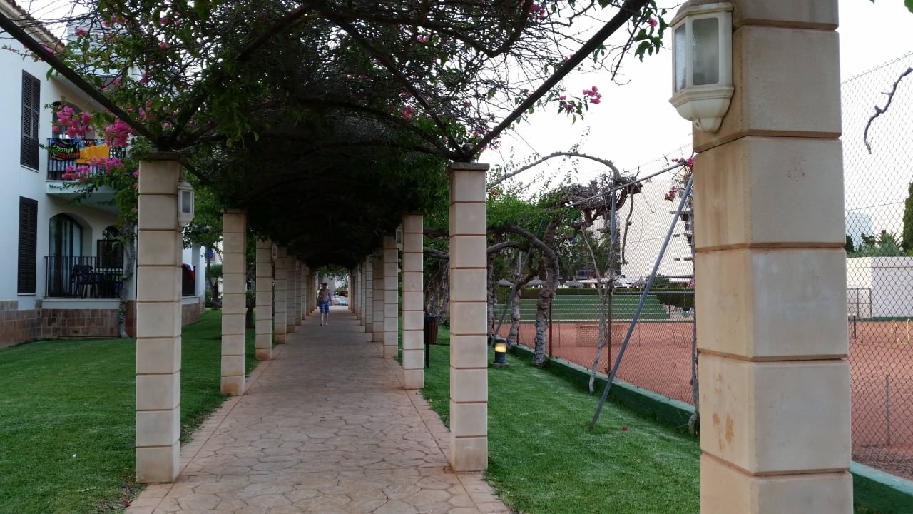 Überdachter Weg von einem Teil der Anlage zum näch Protur Floriana Resort Aparthotel